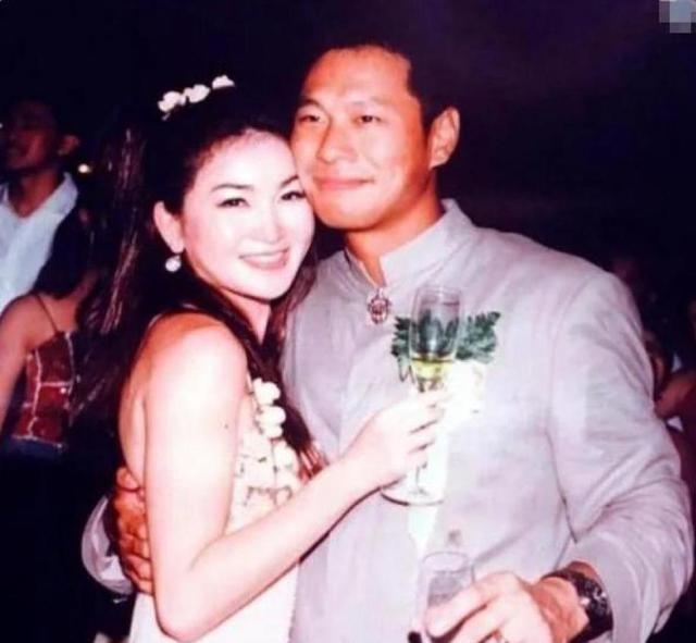 2006年，温碧霞因为查出来不能生孩子，哭着跟丈夫何祖光提离婚。谁能想到，何祖光