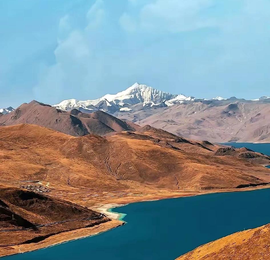 今天听了个被抓的电诈犯的采访，我后背直发凉。
 
这小子才28岁，脸上还带着点青