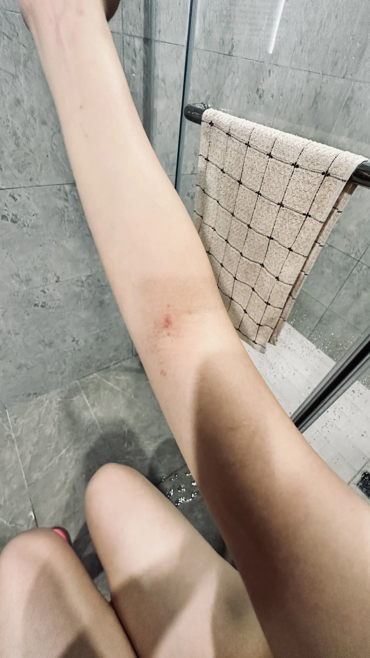 我真的不知道我妈妈到底要干什么 这样对我 不是一次两次打我了 我都不知...