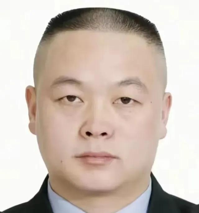 毛新宇真的牺牲了，但不是牺牲在训练场，也不是牺牲在与歹徒搏斗的过程中，而是倒在了