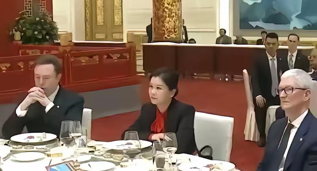 从流水线女工到“玻璃女王”，她凭啥？

好多人瞧见马斯克和库克中间坐着个东方女性