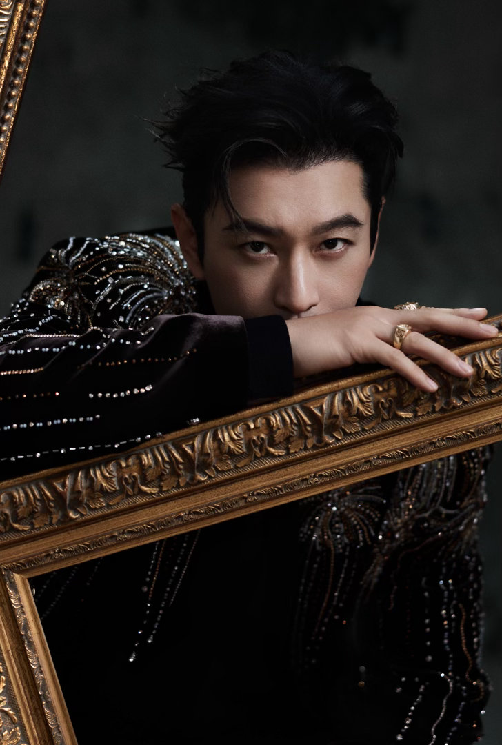 黄晓明年度IP合伙人 从银幕到幕后，身份在变，对表演的敬畏从未改变。他用一部部作