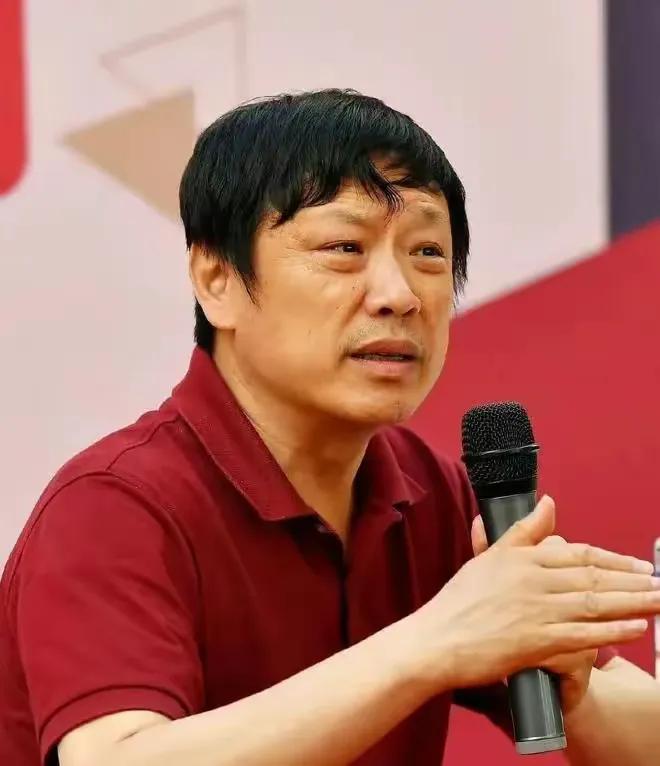 胡锡进:别因为国籍争议而忘了企业贡献！
大家都在议论钟家的事。钟家掌门的儿子，加