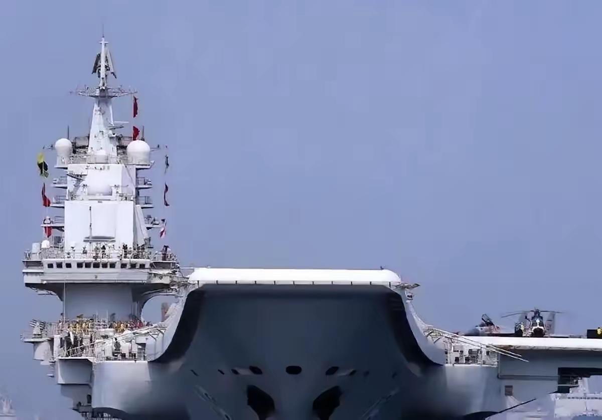 谁能想到，就在大洋彼岸还在为自家航母电磁弹射故障焦头烂额时，大连造船厂的干坞里，