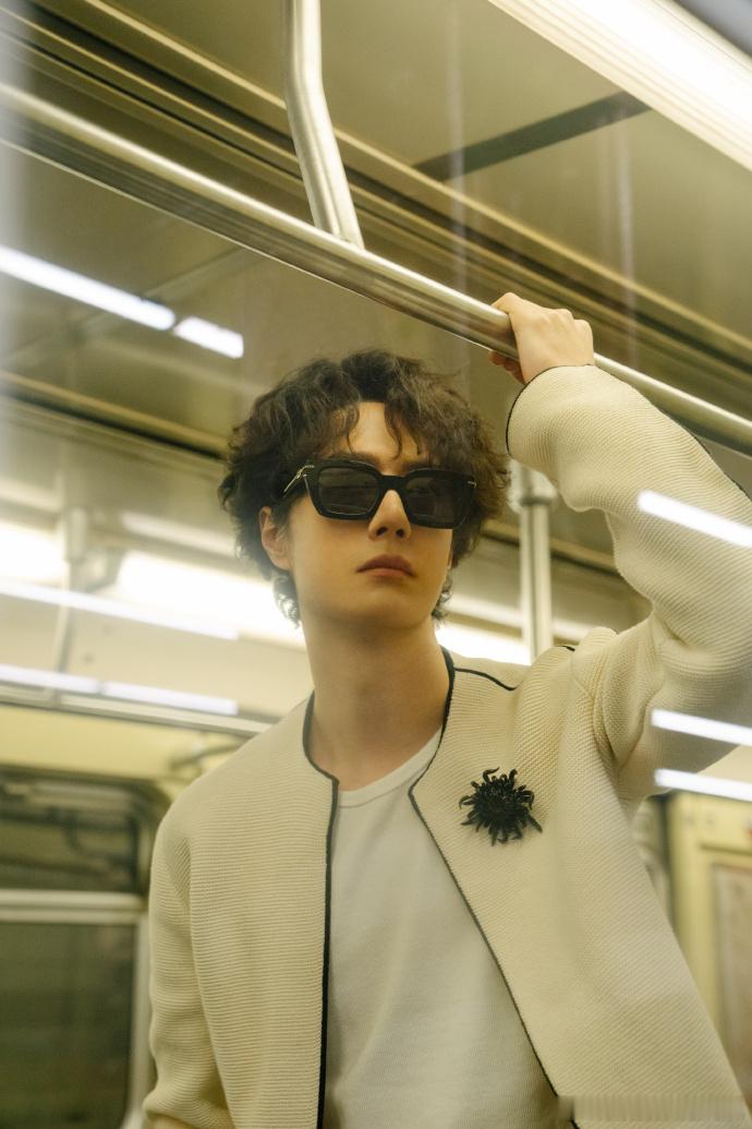 王一博表达态度与个性的全新风格王一博看见零碎的留白和无数次擦肩 王一博看见零碎的