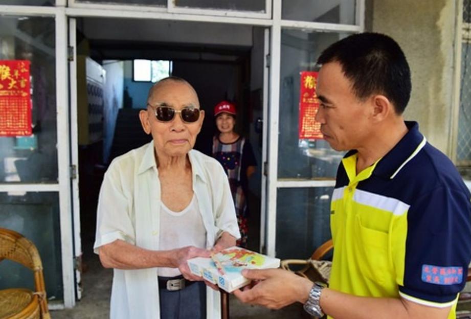 跨越海峡的“灵魂摆渡人”！他23年护送数百台胞骨灰归乡
 
在台湾北部一处军人公