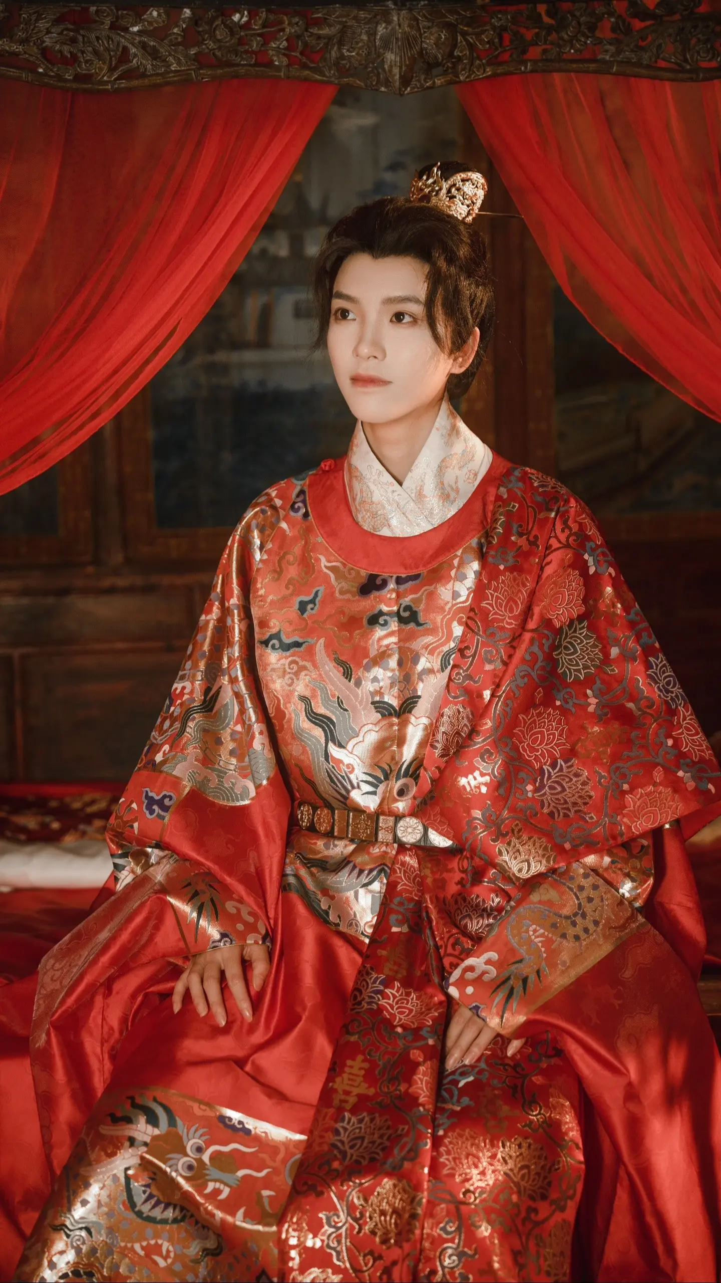 看了九重紫！那不得拿出去年拍的明制婚服 披红