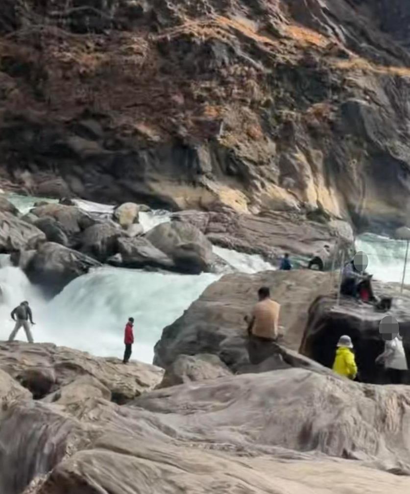 2月25日，云南迪庆州香格里拉市中虎跳峡“发疯石”区域发生一起游客落水意外，引发