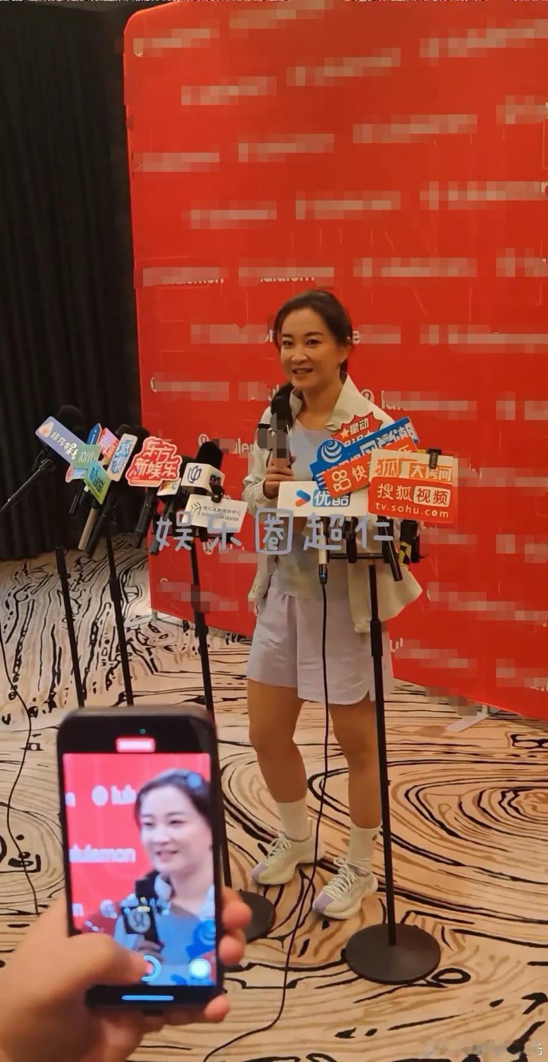 贾玲被手机镜头拍得胖一圈，可算把"上镜胖十斤"这事拍活了。镜头像面哈哈镜，摄像机