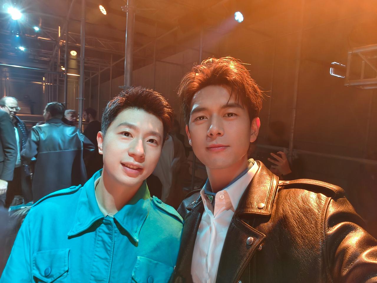 哇哦，马龙居然与李现同框啦：
画面中的马龙皮肤白皙，龙眉凤目，素齿如贝，头发茂密