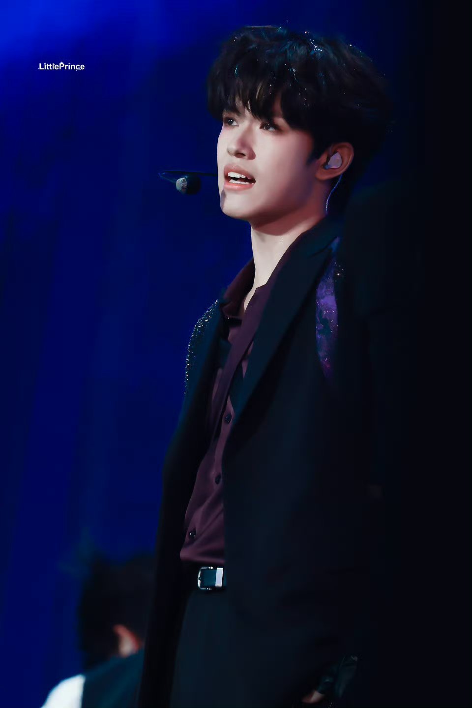 张极紫色衬衫配腿环张极紫衬衫搭腿环，宽肩窄腰大长腿尽显，少年感拉满又自带贵气，看