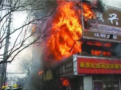 据央视新闻报道，宁夏银川市兴庆区烧烤店发生燃气爆炸，导致多人受伤。救援人员在现场