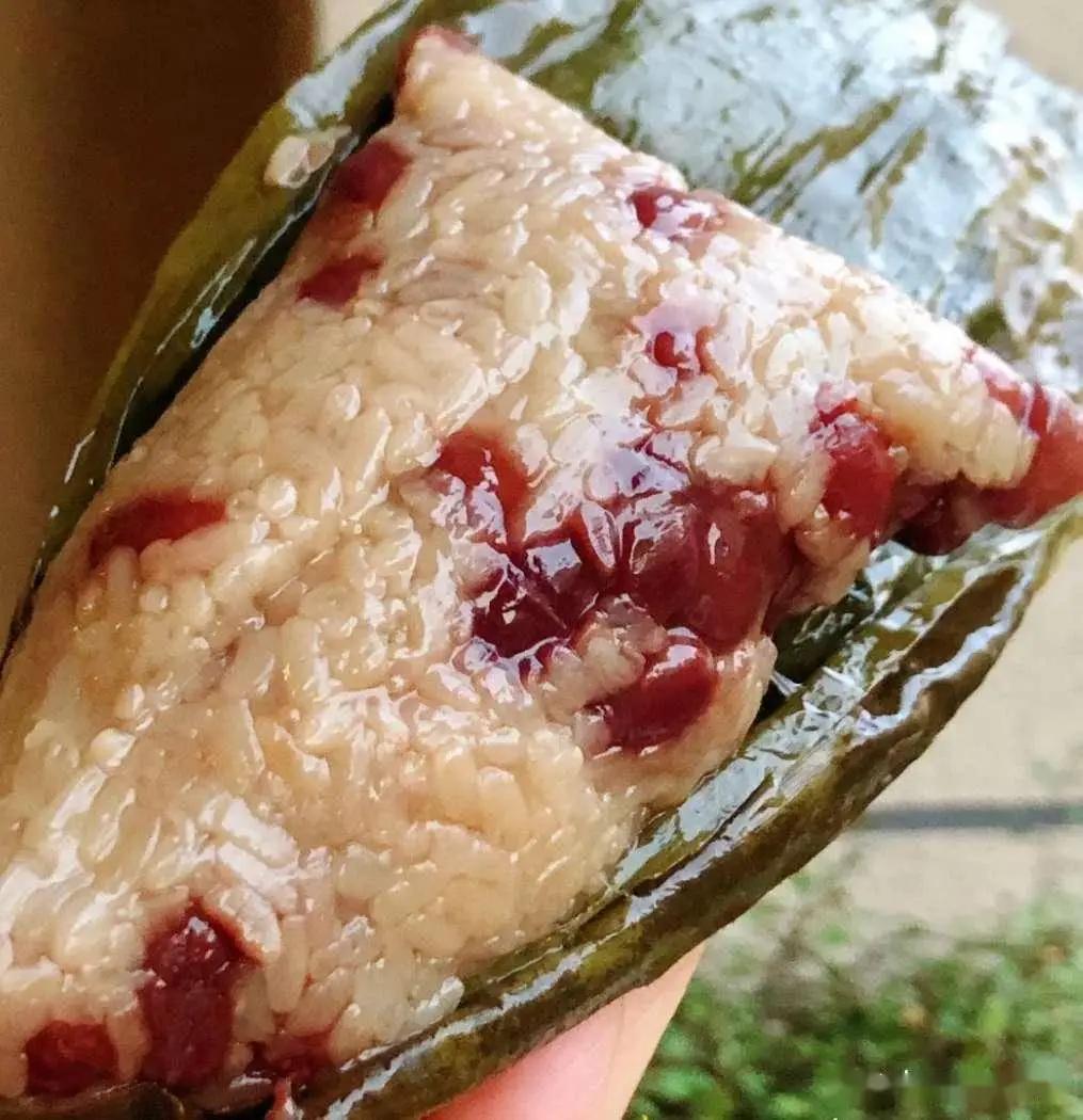 端午美食，红豆粽子打卡攻略！
端午来袭，一口沦陷的宏豆粽子真的太绝了，红豆口感是