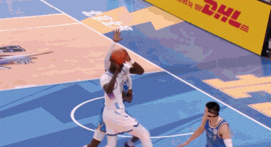 法尔被北京三将篮下合围，被曾凡博大帽，拉陈盈骏吃违体很悲哀

即便只是瞬间的形势