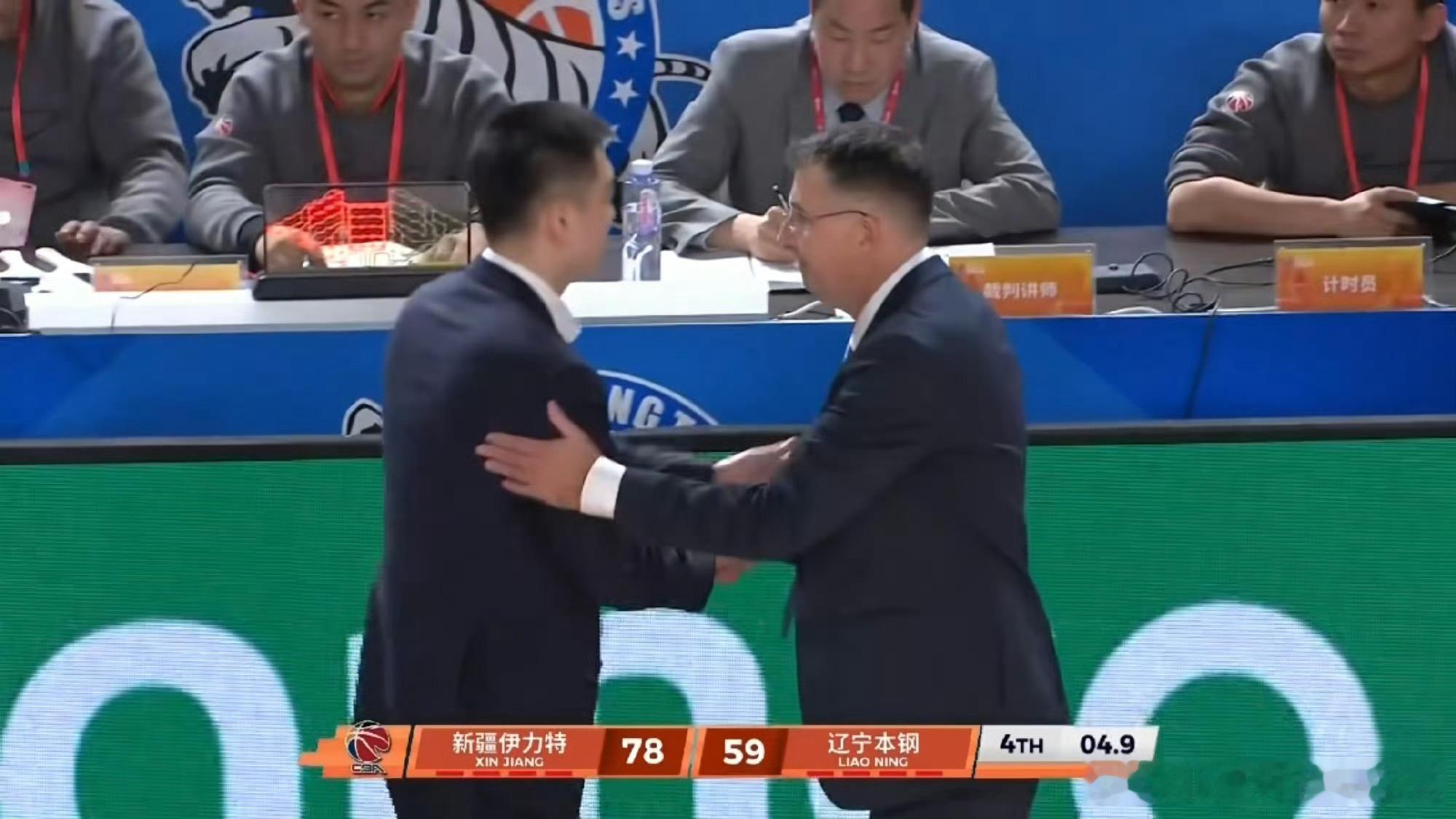 辽宁队新闻发布会杨鸣指导“问题主要出现在第四节，前三节拼得都不错，第四节每每到单