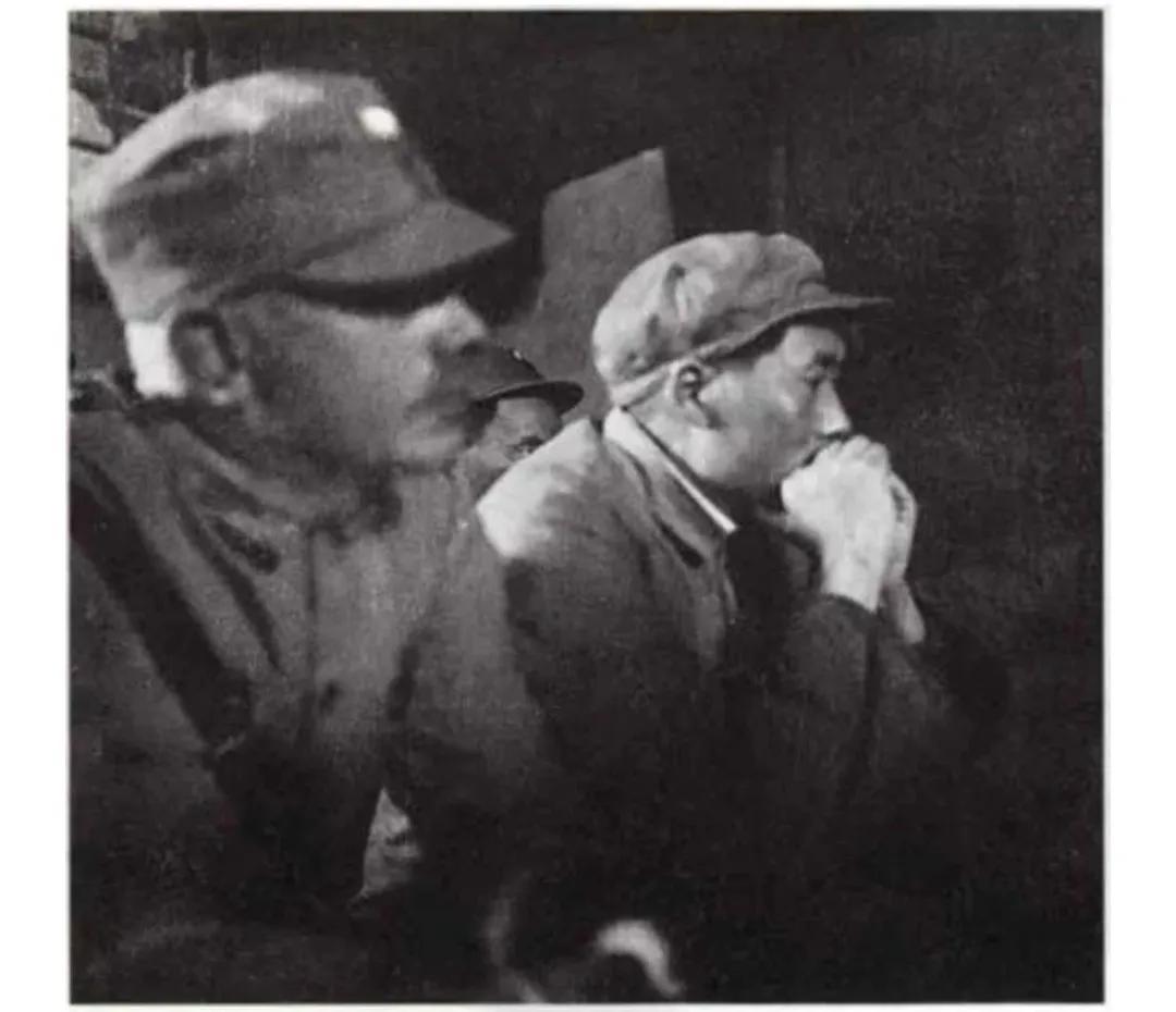 下图是全世界目前现存的唯一一张毛泽东和白求恩的图片。

白求恩牺牲后，毛主席深有