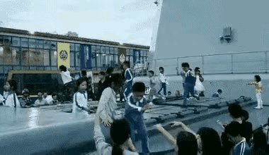 这是哪国的孩子这么不懂事！
在垂发盖子上玩儿跳房子？要知道盖子下面可是大大的二踢