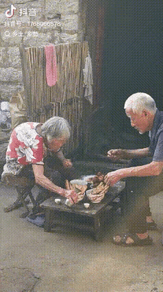 简陋的餐具，简单的饮食，风风雨雨一辈子的老两口，白了头弯了腰，还能这样相敬如宾，