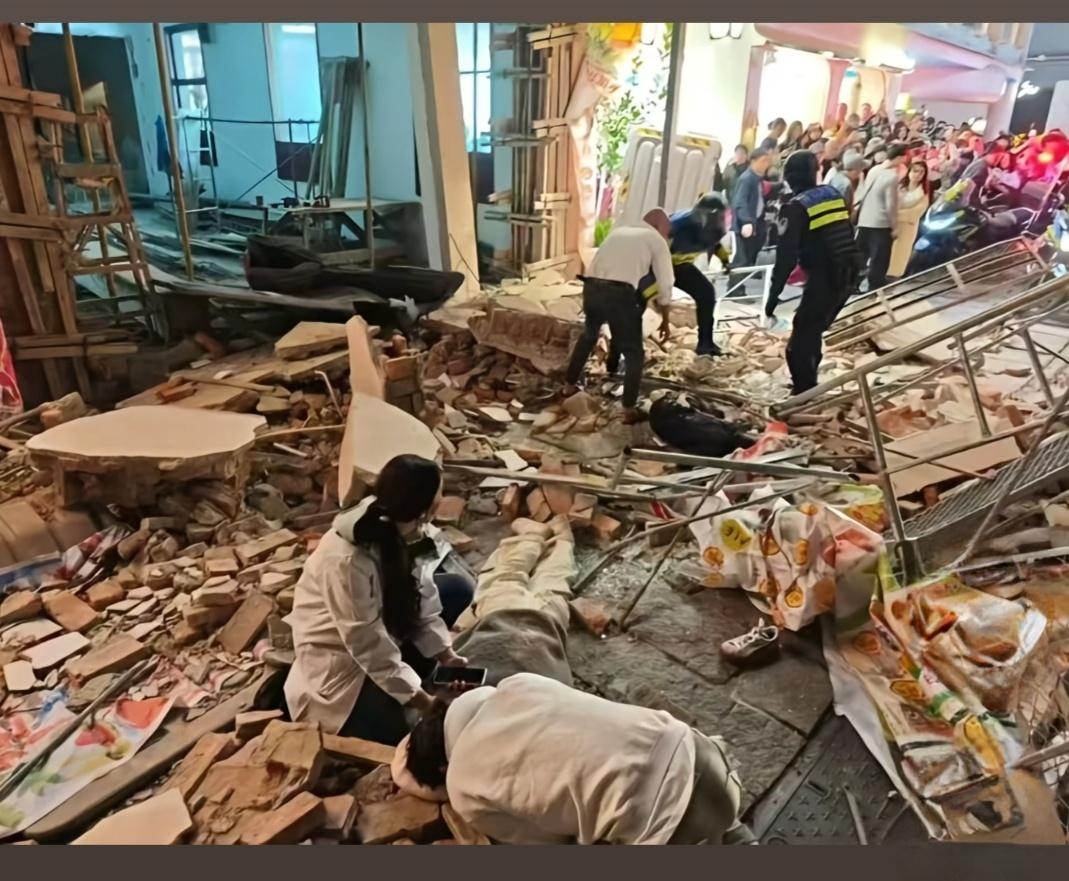 长沙网红街墙体垮塌致2女遇难：19岁大学生殒命，事前投诉为何没人管？
 
10月