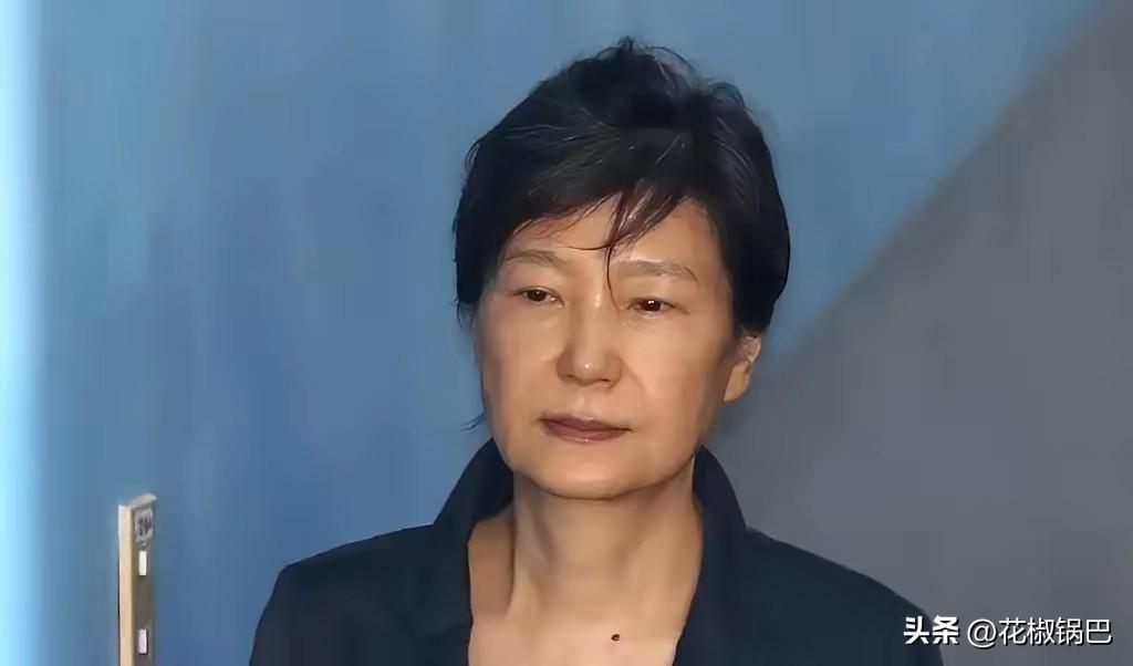 2026年8月10号，韩国同一天送走俩前总统。

尹锡悦上午判了，无期。罪名是2