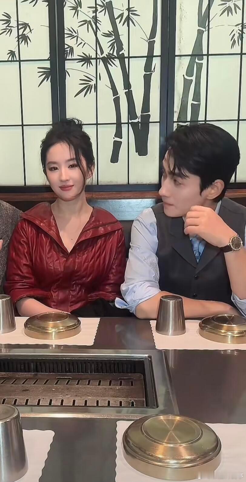 刘亦菲朱一龙秀场同框刘亦菲张脸，太秀丽了，和龙龙同框，有种说不上来的感觉，就是，