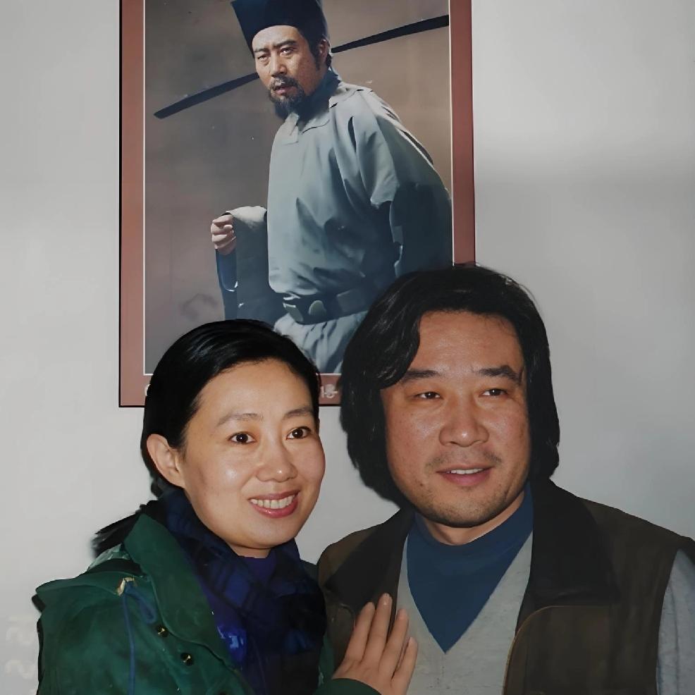 1998年，李雪健和妻子于海丹，一张温馨合影，他们夫妻俩站在李雪健饰演的“宋江”