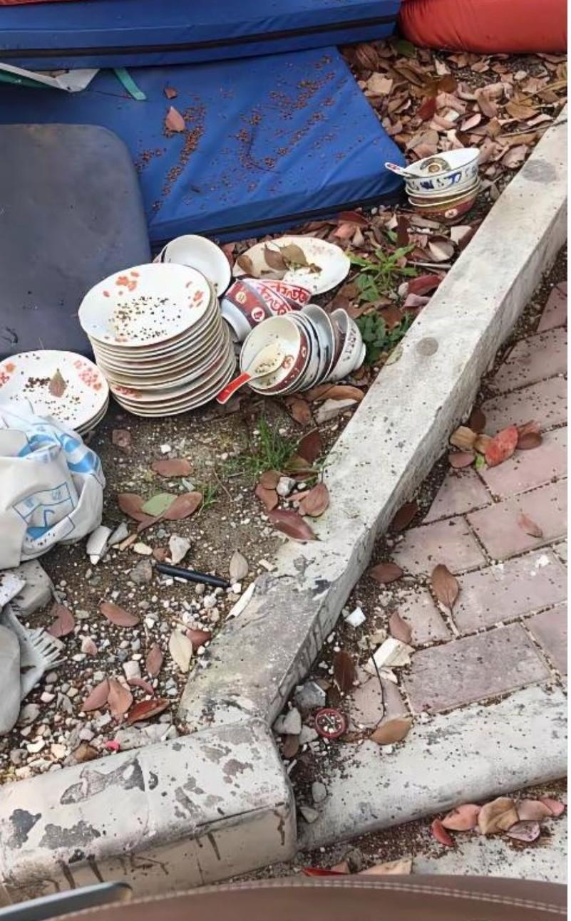 小区楼下的路边，旧沙发、床垫扔得到处都是。就连一整套完好无损的锅碗瓢盆，整摞的碗