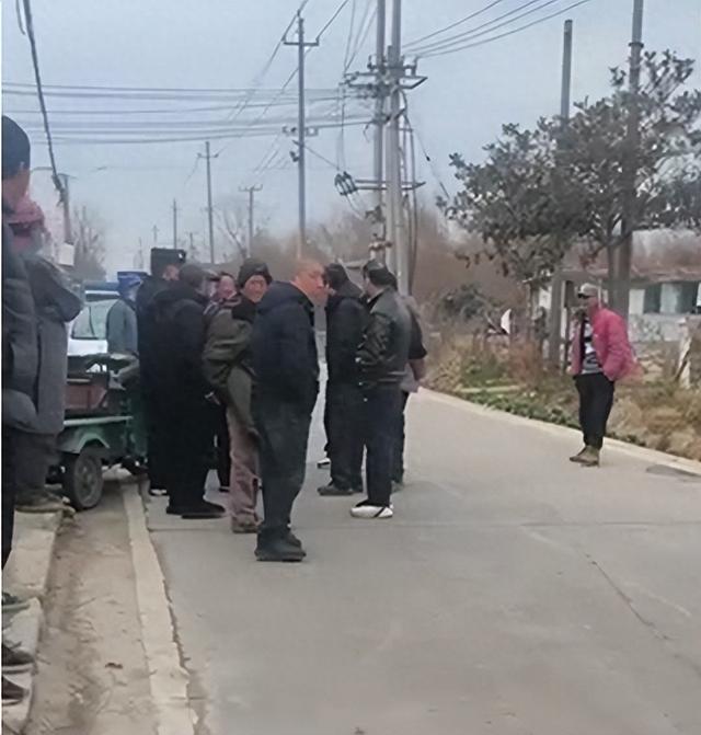 据大风新闻报道，2月23日，江苏镇江女车主发视频称在丹阳市导墅镇大华村西野田卸货