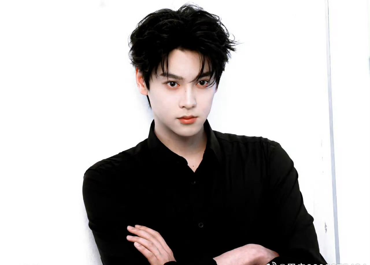 这脸，这身材，就是五一放假的福利。哈哈哈，提前过节啦。 ​​​