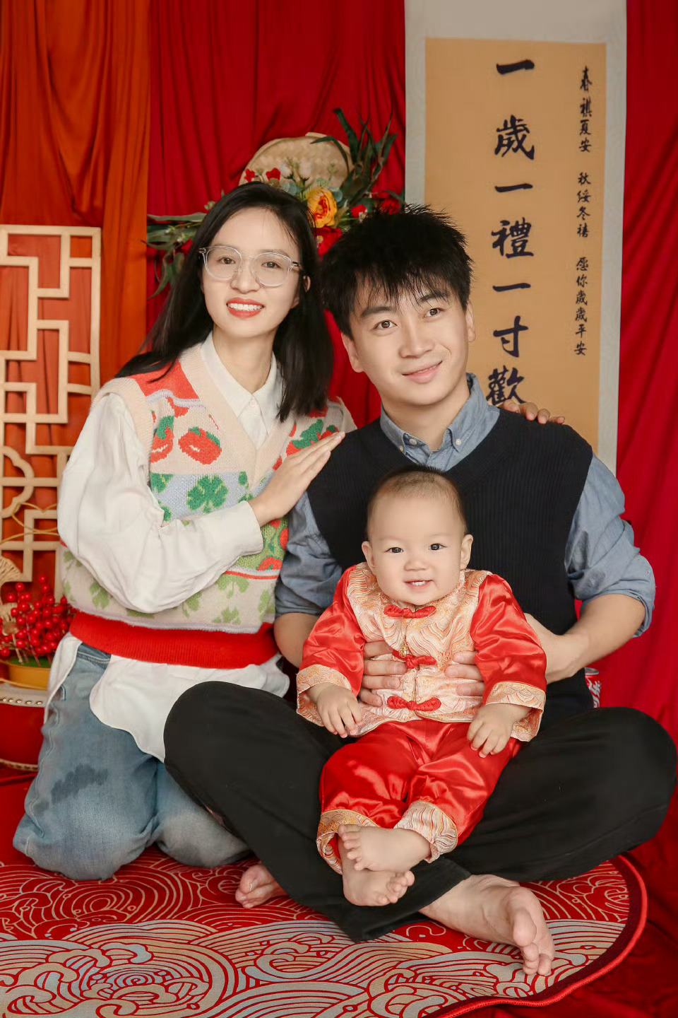 分享一个今天很感动的瞬间婚礼给每个宾客都准备了盲盒手办，当我拿到的时候，太够意思