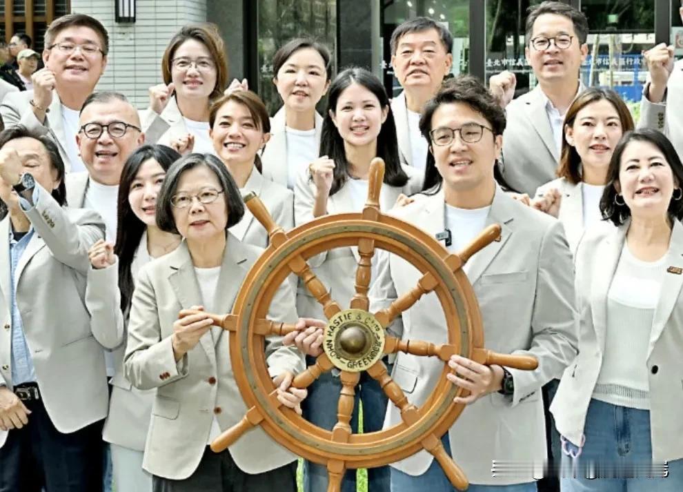 蔡英文亲自站台授信物！沈伯洋合体绿营议员登记参选，台北选战彻底白热化
 
台北市