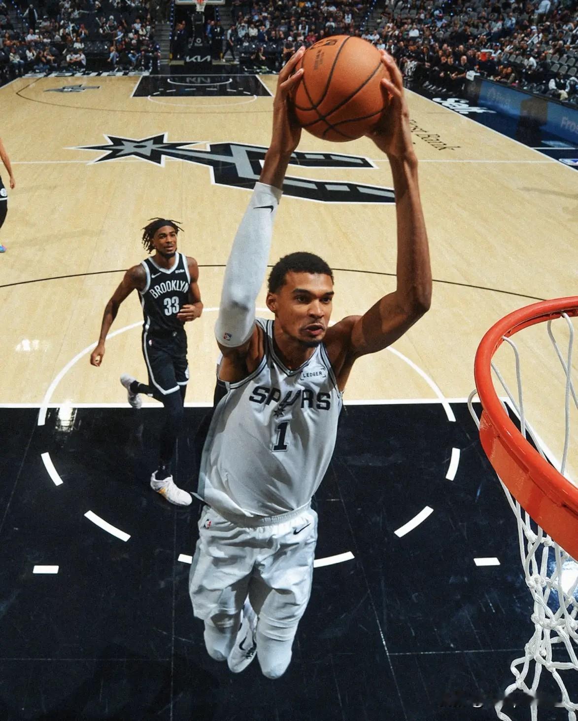 今日NBA常规赛，马刺118-107击败篮网。

全场比赛，马刺球员维克托-文班