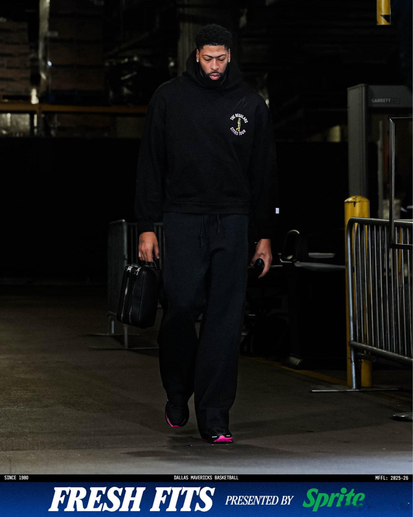 MFFL 对阵火箭的首发阵容出炉。内姆哈德、马绍尔、弗拉格、PJ华盛顿、戴维斯。