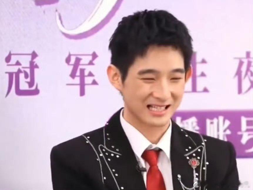 看到檀健次回复微博的反应演我 声鸣远扬 追星的快乐不过如此，小危这反应完美复刻被