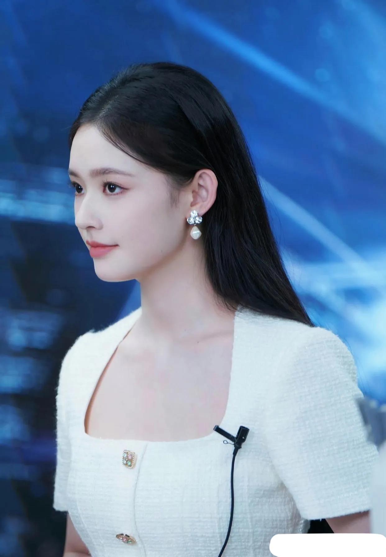 林允这套造型好美，温柔甜美，清丽可人，元气又有少女感！