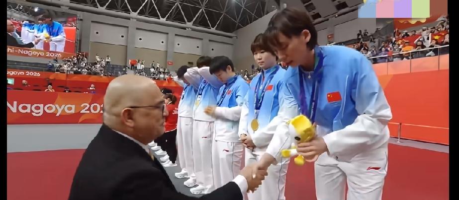 颁奖这一幕太戳人了✨
国乒女团拿下冠军，颁奖嘉宾和其他队员都是单手握手，轮到莎莎