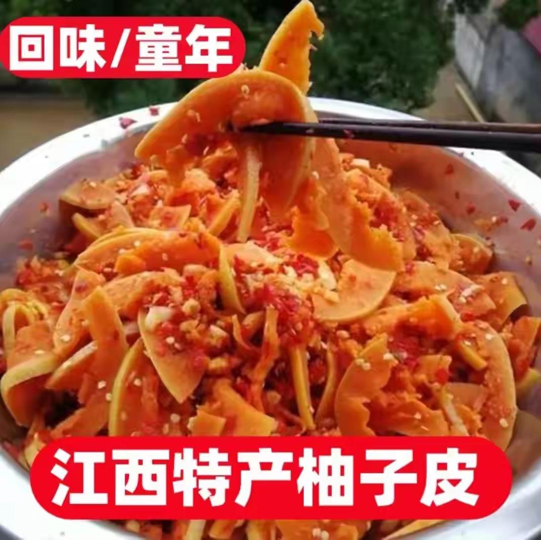 前几天，隔壁邻居送了两个柚子，是他婆婆在农村自己家里种的，个头不大，但是很甜，其