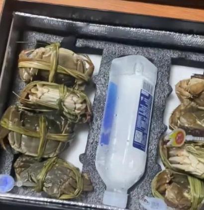“强买强卖。近日，一位天津消费者在社交媒体上发帖，提醒大家避雷，说自己蟹太太直播