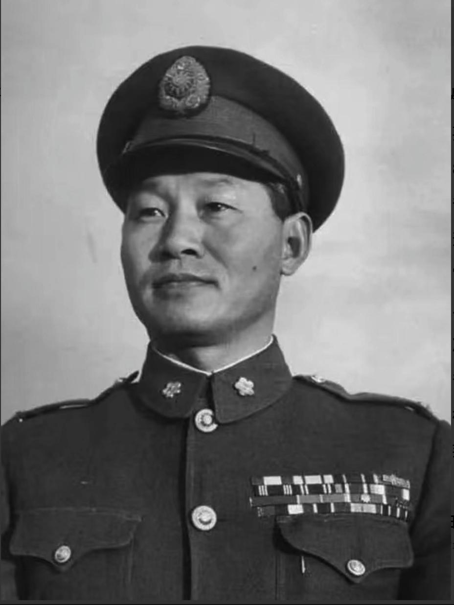 1951年，孙立人上床习惯性搂住老婆，却发觉不对劲！下床一看，他惊道："怎么是你