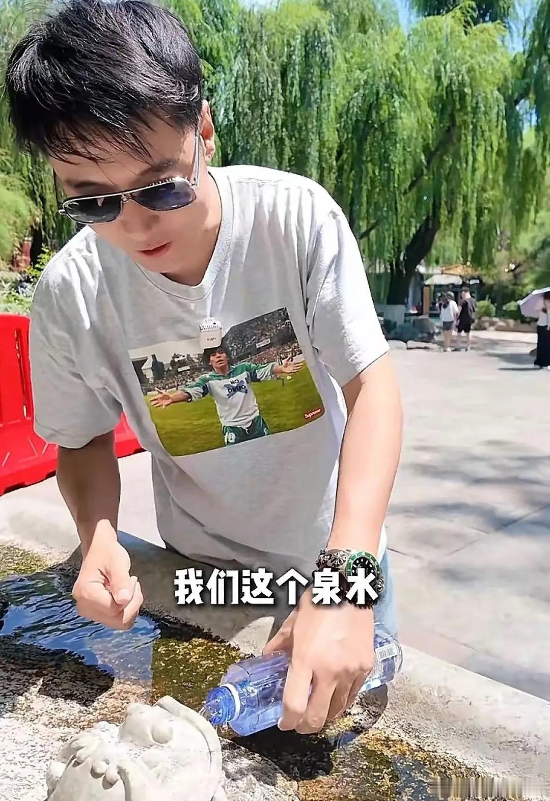 张丹峰一家来山东济南旅游了，粉丝送给他一瓶把子肉酸奶，直接喝出来“痛苦面具”，接