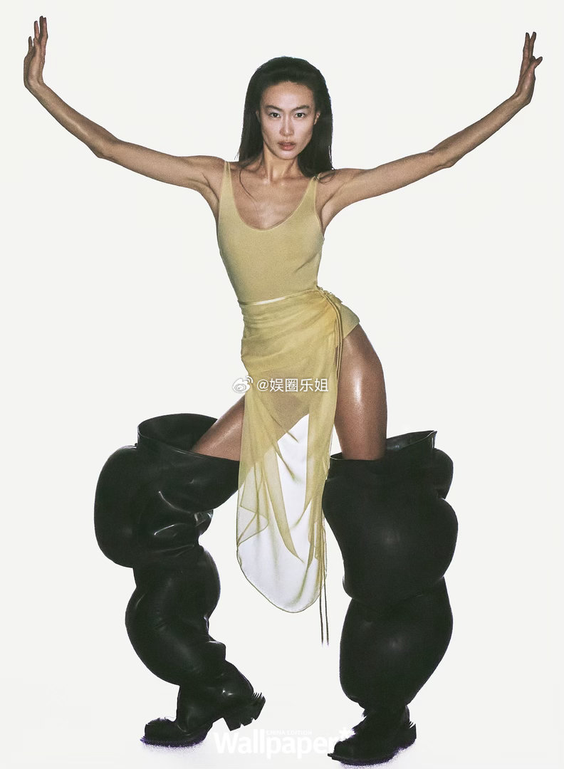 Wallpaper三月刊｜秦舒培×Loewe新季，六层撕纸工艺颠覆时尚大片！超模