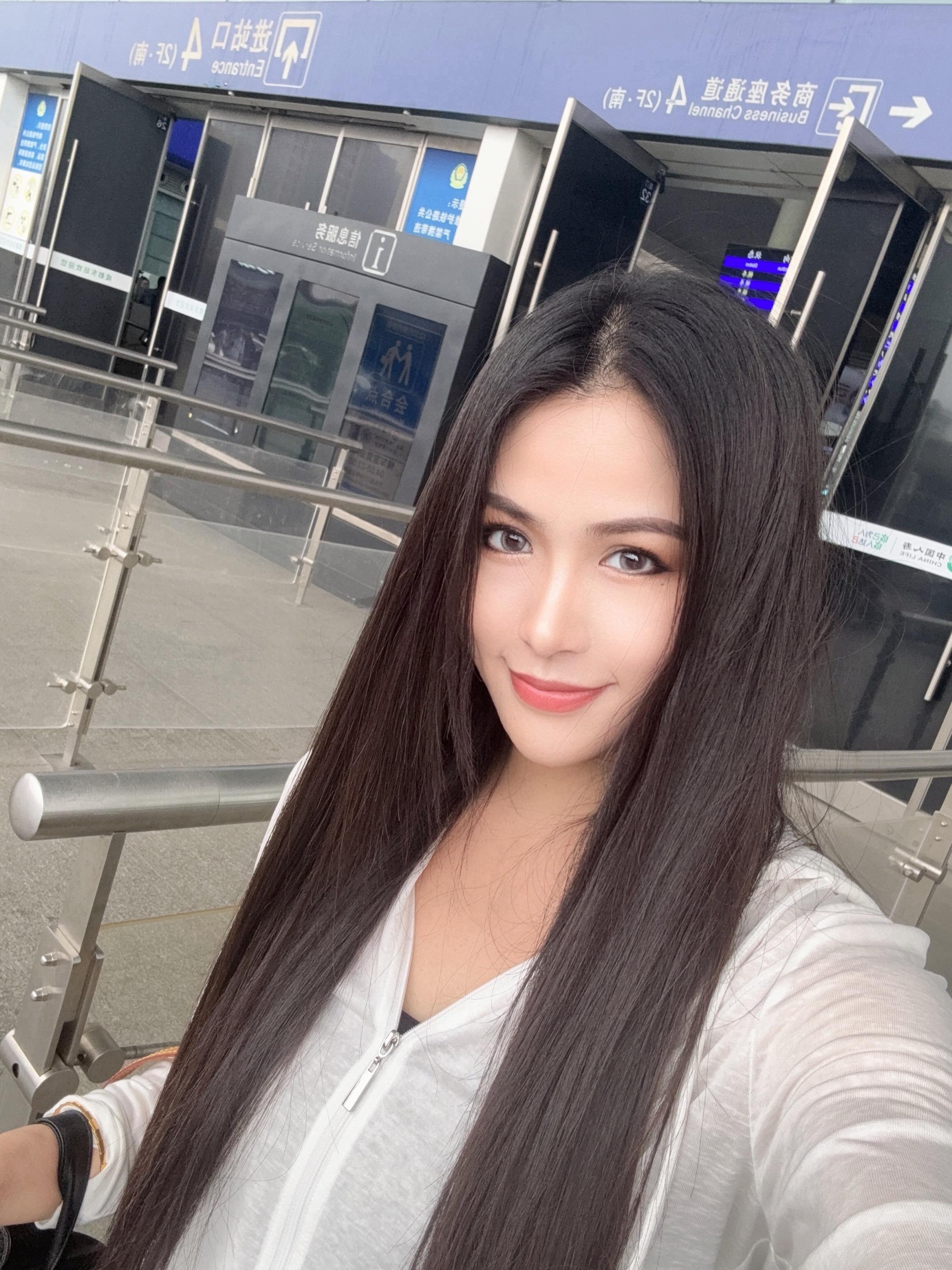 没有人 有我迷糊 出门身份证不带 买错了票 不能进站 重新买 只能买站票