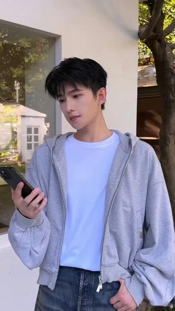 杨洋何时回归现代剧 一想到他演现代恋爱戏就满心期待，氛围感得天独厚，快点安排新角