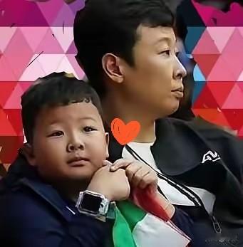 心里藏了一句话，一直没敢随便说出口。

反复把流传的家庭合照放大细看，来来回回对