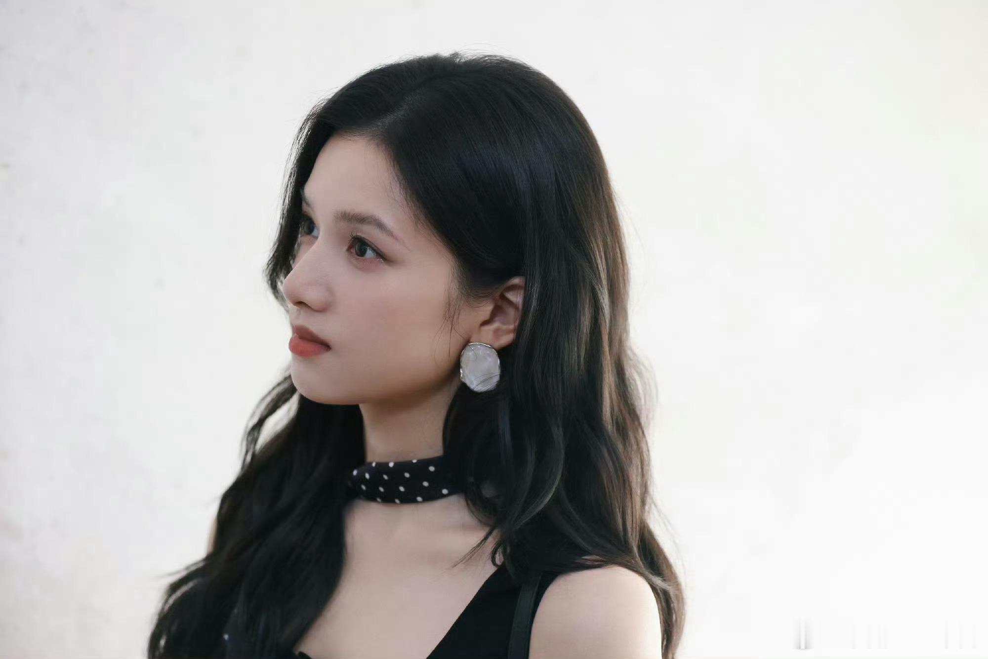 张婧仪藤城我要回来了 张婧仪的骨相真的太优越了，侧脸线条流畅得像画出来的，天生吃
