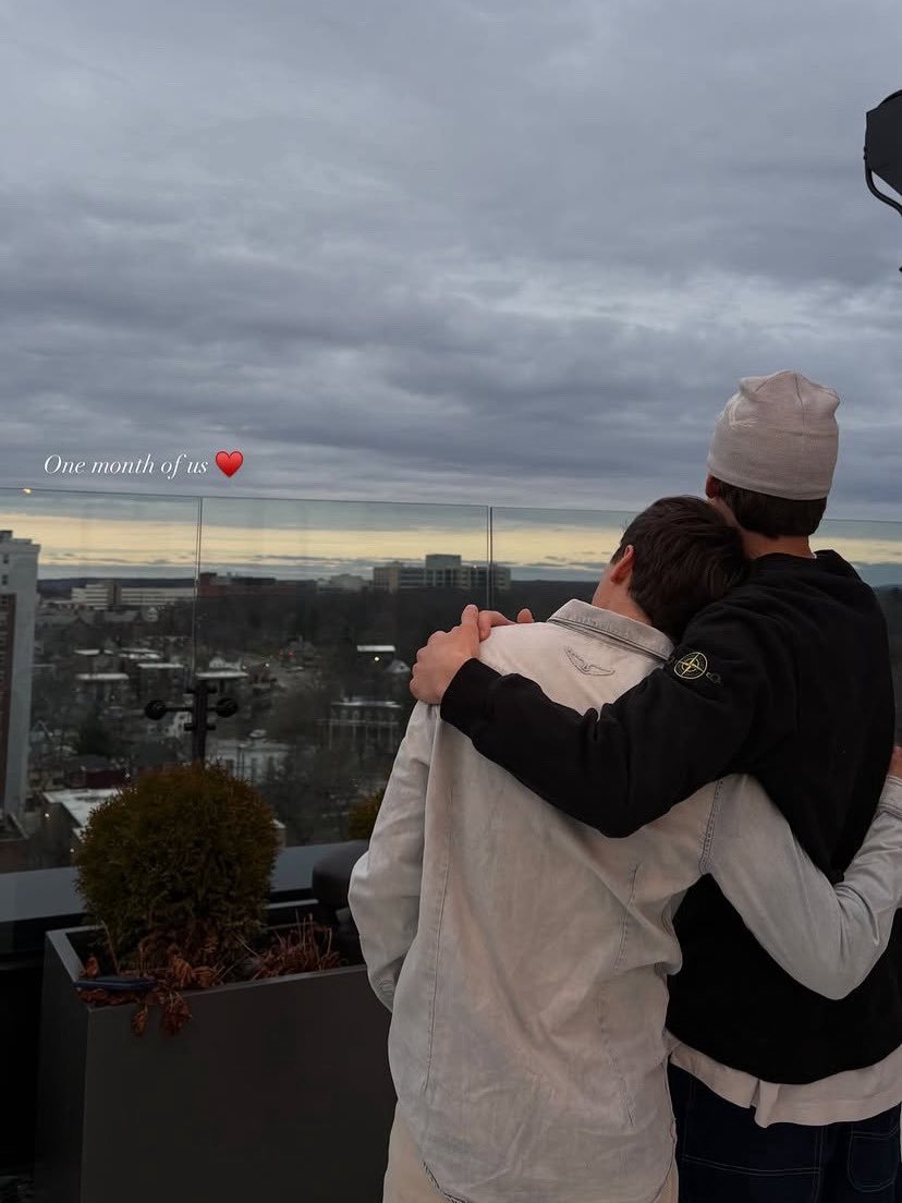 《怪奇物语》的“威尔”小演员诺亚·施纳普刚刚证实他正在恋爱中，他在社交媒体上官宣