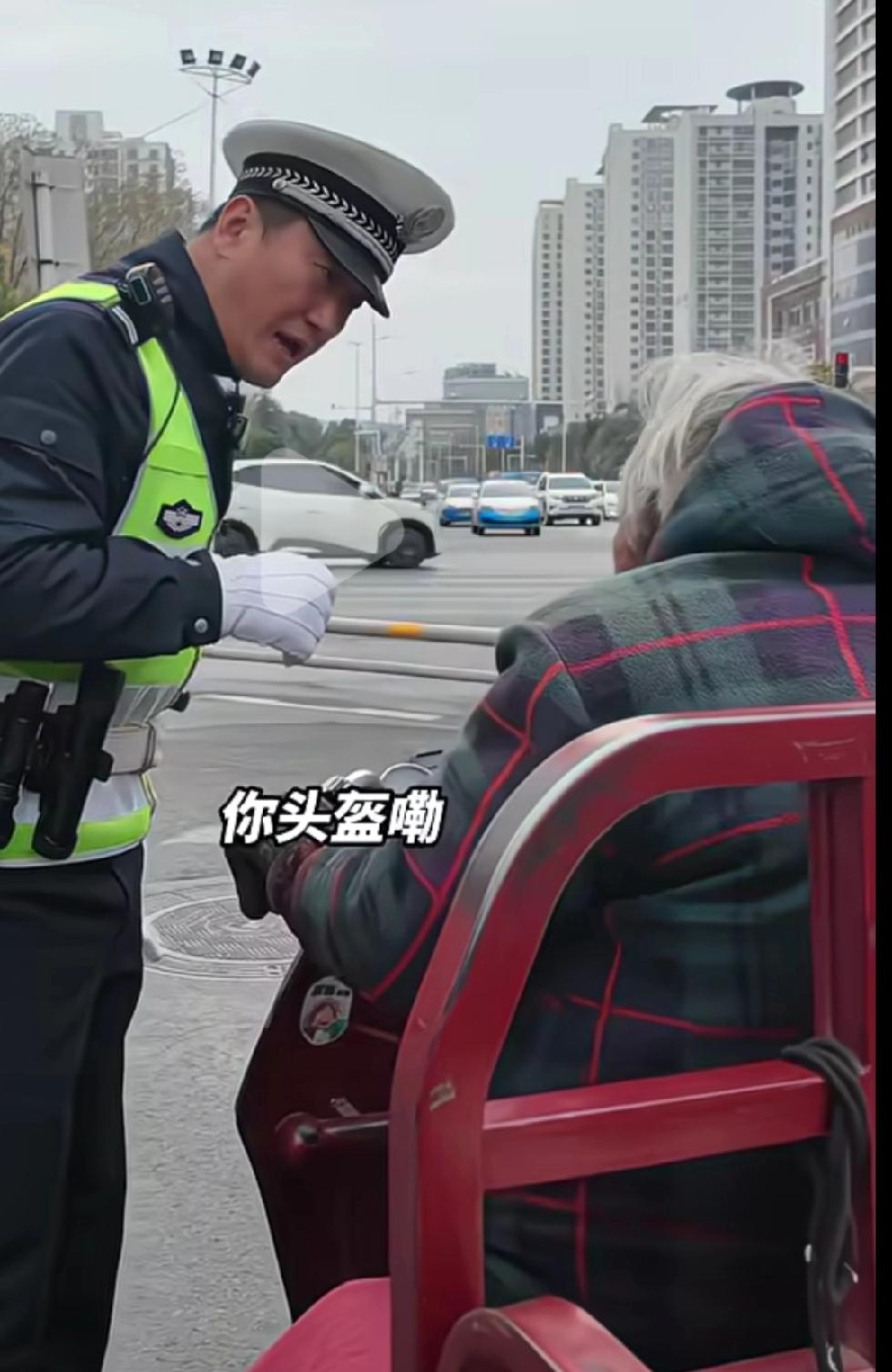 老太太逆行，交警给拦下了。讲了半天特别难讲清楚，主要是老太太卖菜的。一门要走，交