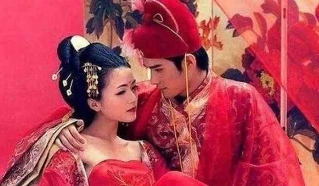 古代女子成婚之前，对男女之事完全不懂，所以出嫁前天晚上，母亲会悄悄塞给她一个东西