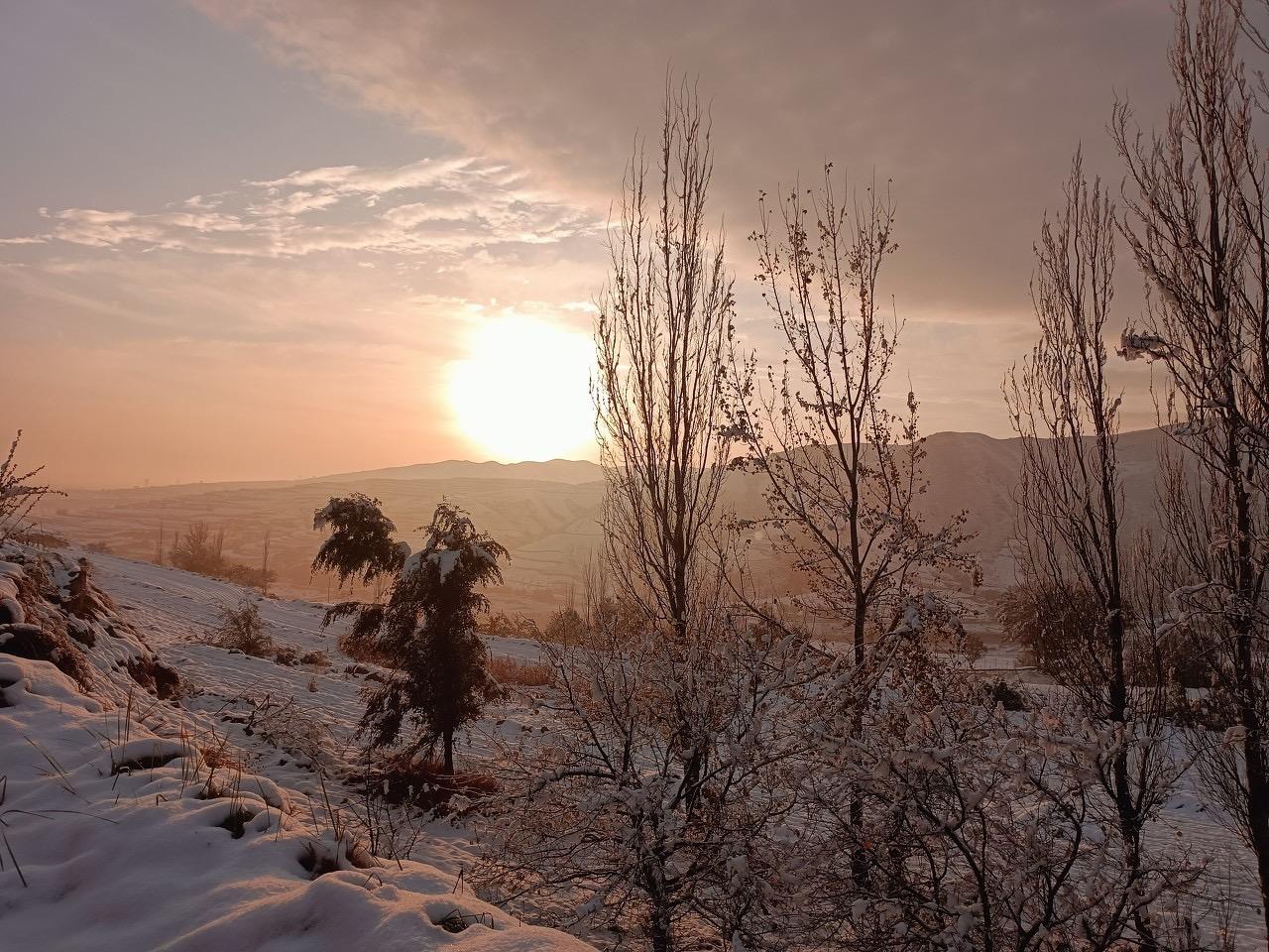 当中文遇上锦绣山河的中国传统色

有没有那么一瞬间，你站在山巅看日出，天边那一抹