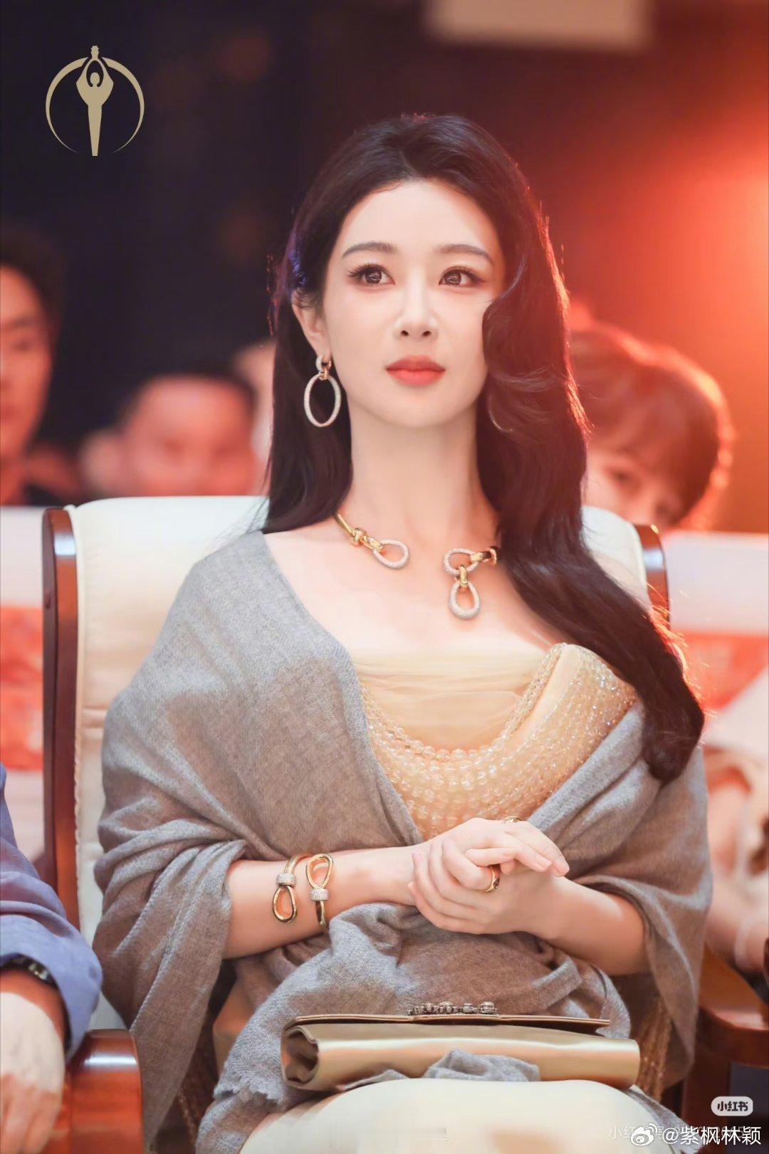 杨紫董竹君 yz杨紫玉兰花开君再来 不必和谁争辩对错，三观不同的人，多说一句都是